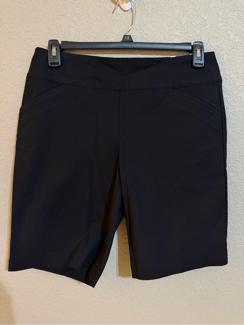 Izod Black Women's Stretch Bermuda Golf Shorts 10” inseam Sz 8
